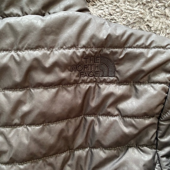 THE NORTH FACE Women’s Leopard Printed Mossbud Reversible Jacket - Picture 10 of 16